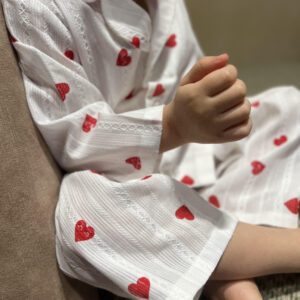 Pijama albă cu inimioare