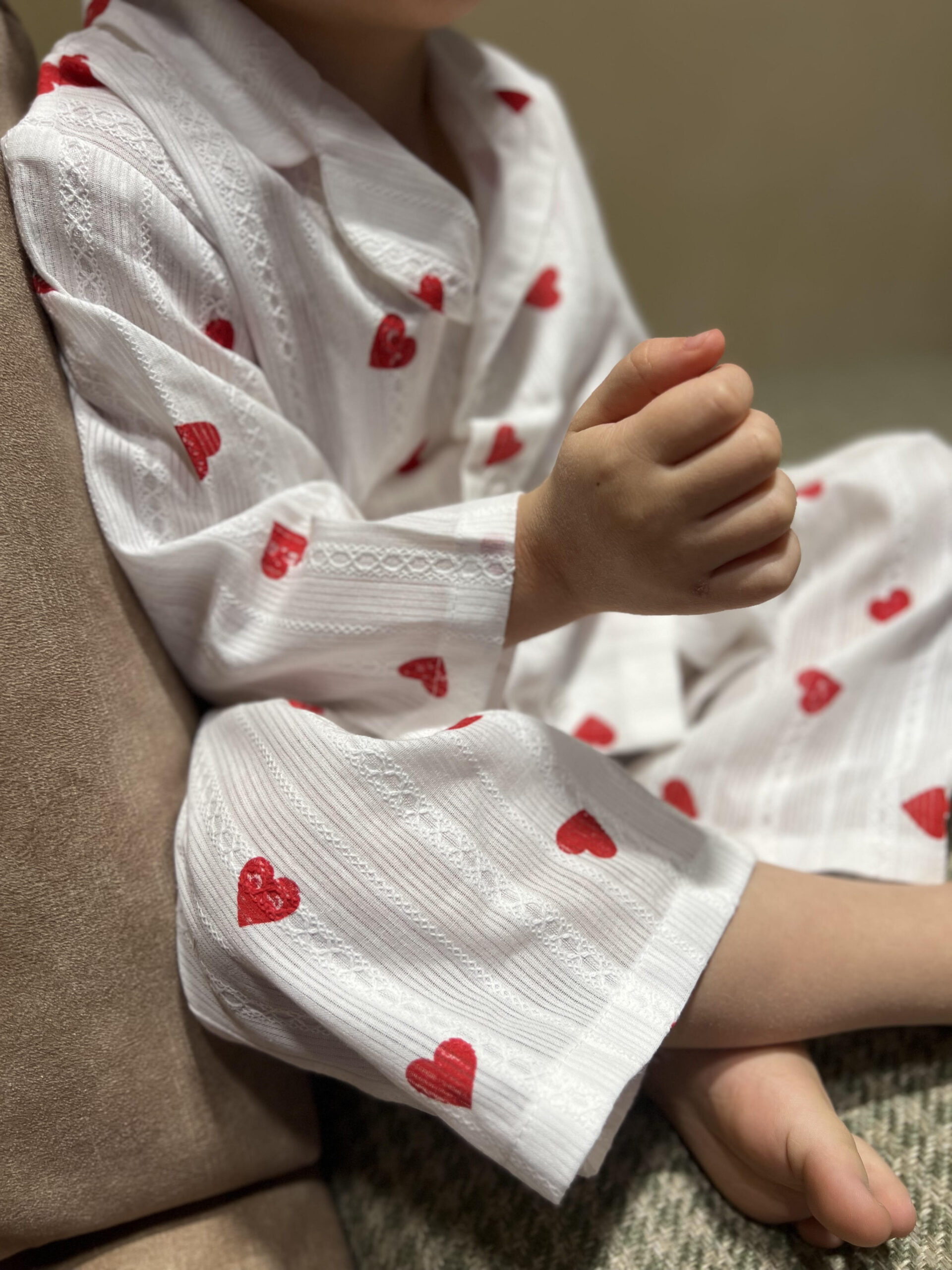 Pijama albă cu inimioare