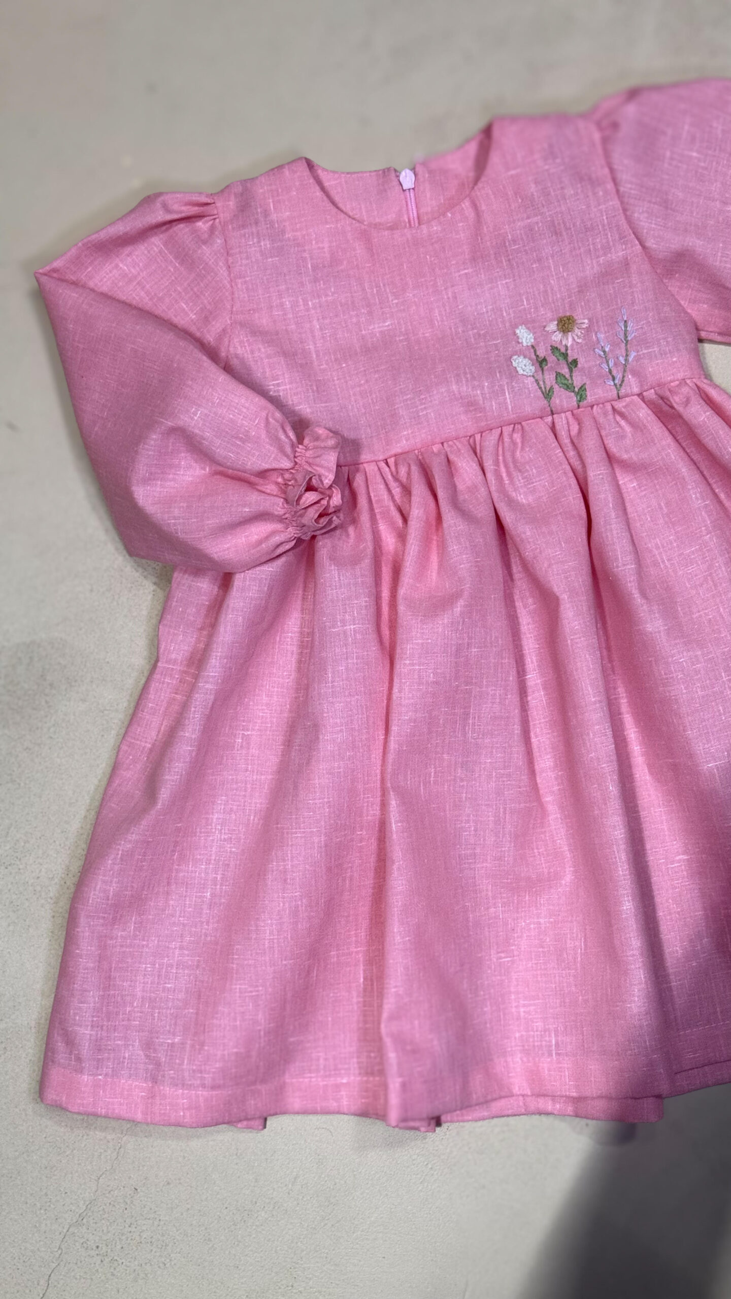 Rochie roz cu broderie manuală cu motiv floral