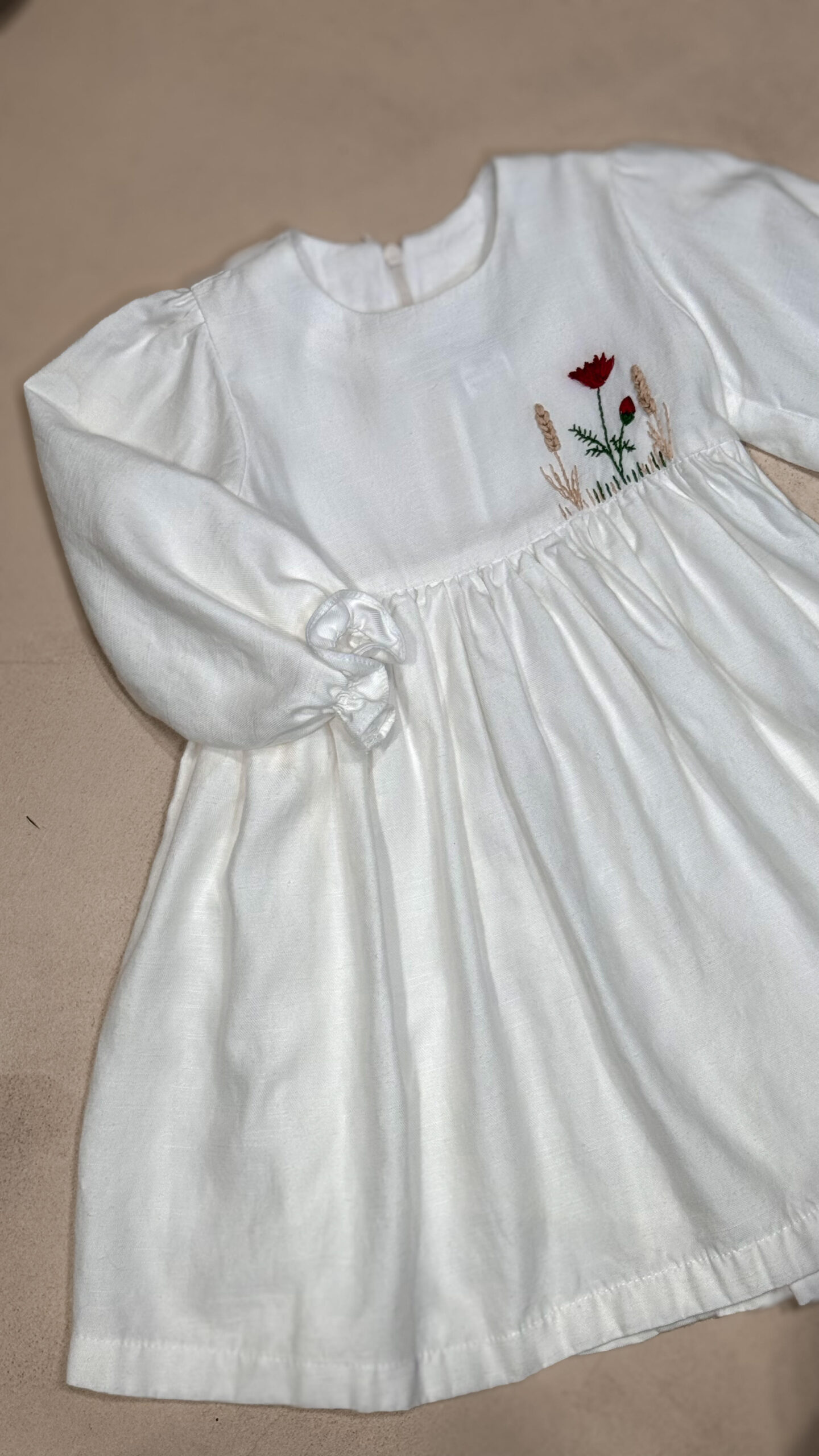 Rochie albă broderie Floare de mac și spicuri de grîu