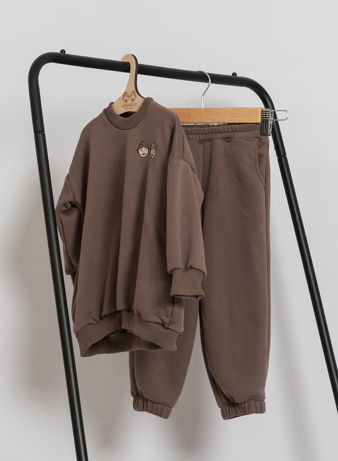 Costum două piese culoare maro