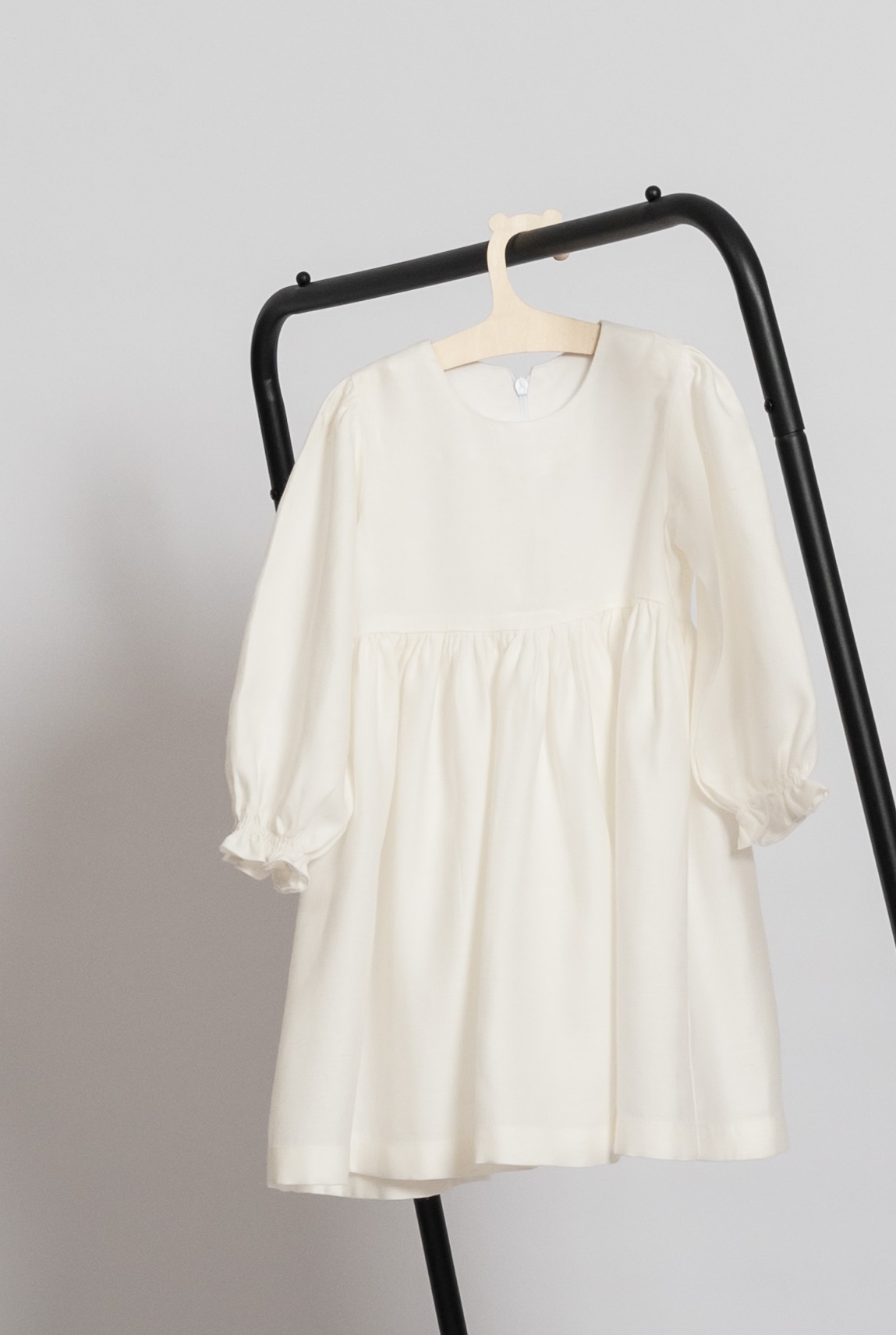 Rochie alba clasică cu broderie la alegere