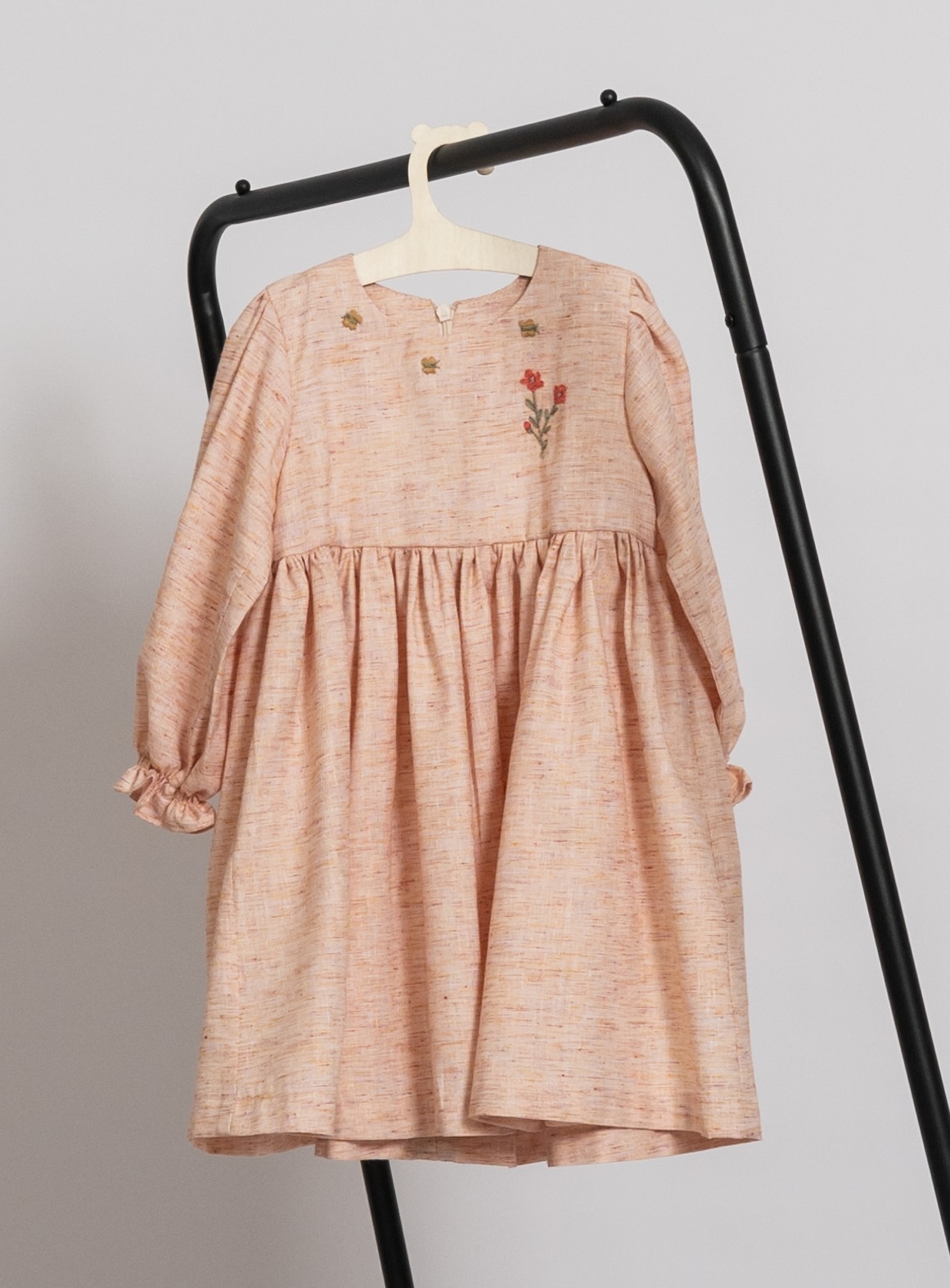 Rochie oranj pudră cu broderie floare şi fluturi