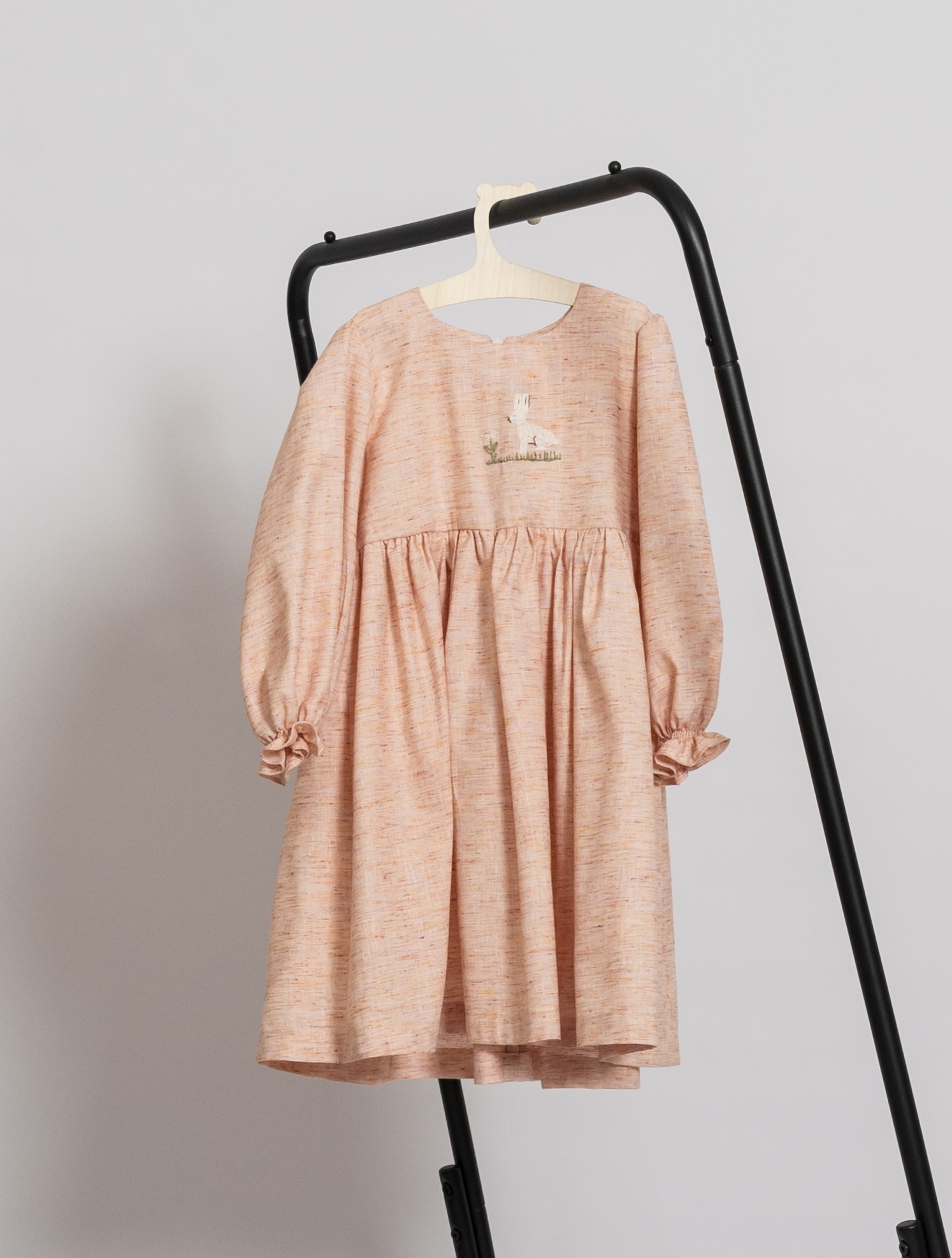 Rochie oranj pudră cu broderie iepuraș