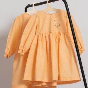 Rochie oranj cu broderie manuală cu motiv floral și albinuță