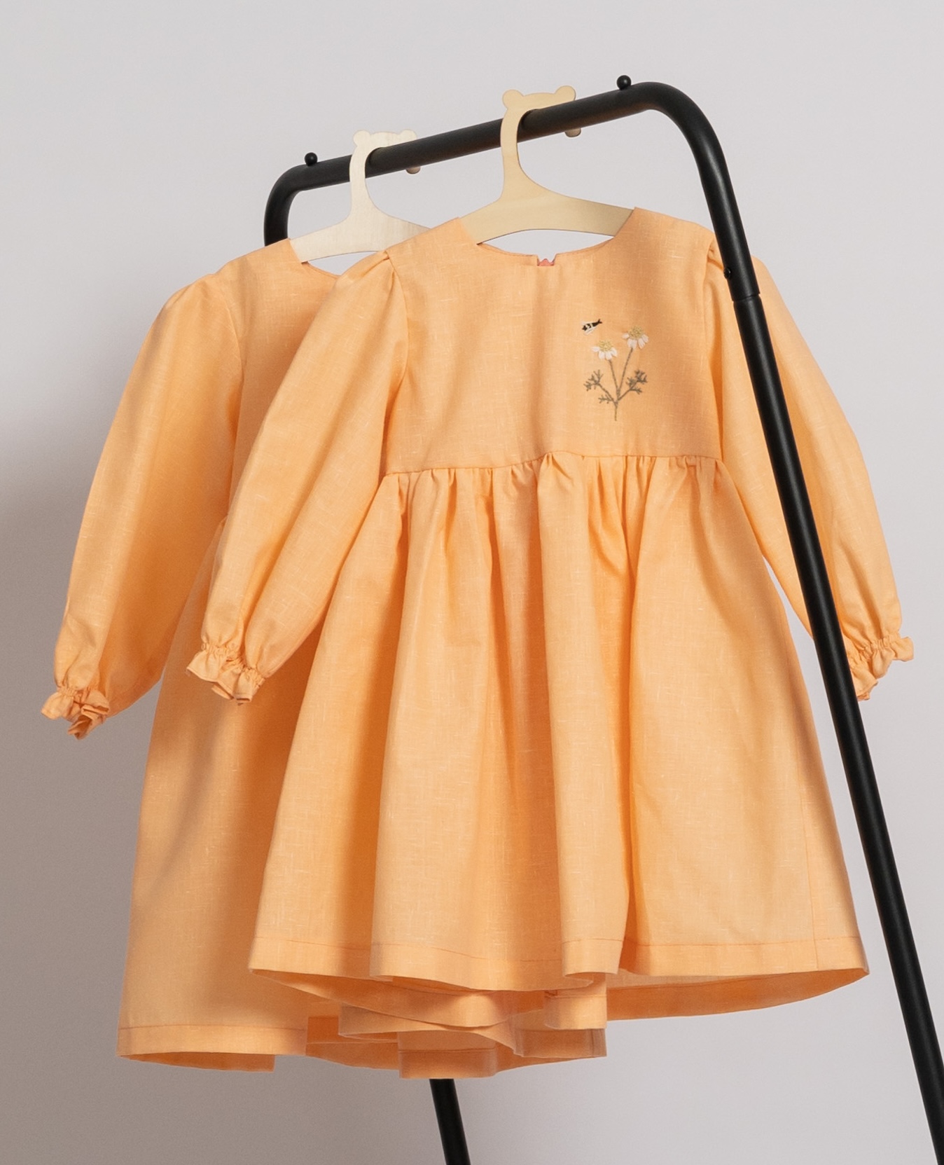 Rochie oranj cu broderie manuală cu motiv floral și albinuță