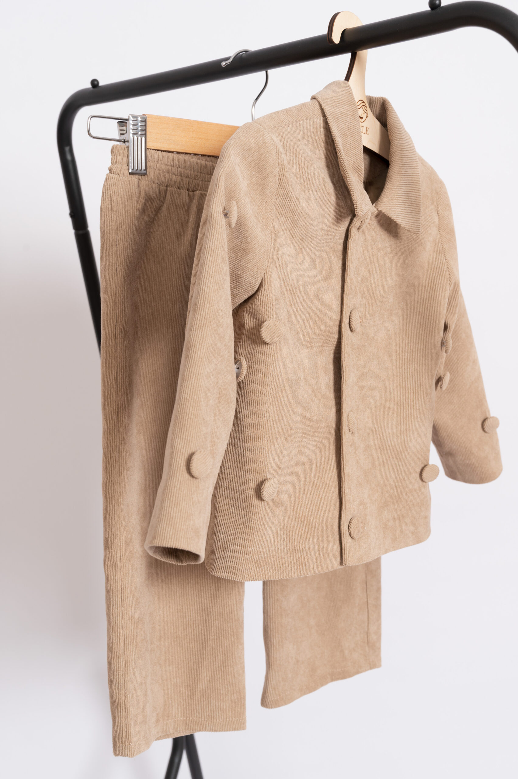 Jacheta şi pantalon bej cald