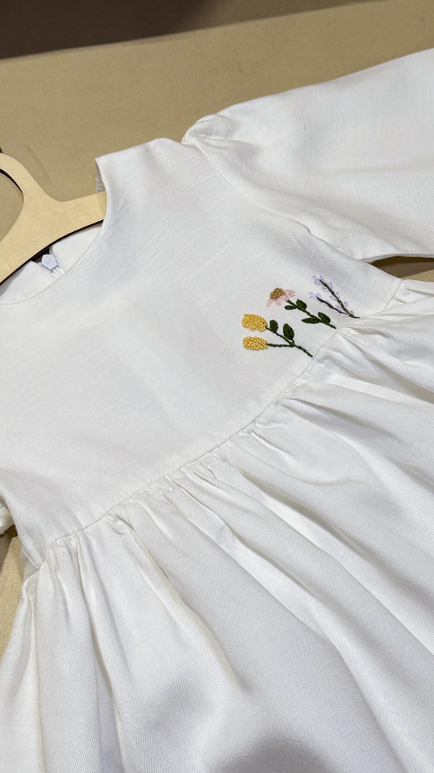 Rochie albă broderie Flori de cîmp